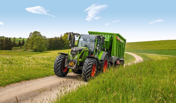 Ciągnik rolniczy Fendt 500 Vario z przyczepą
