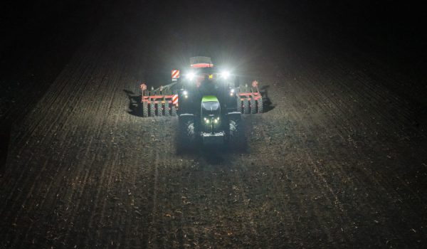 Ciągnik Fendt 700 Vario Gen 6 podczas pracy
