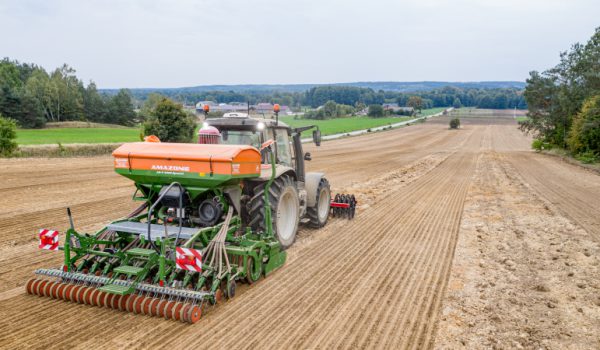 Ciągnik Valtra Seria G na polu