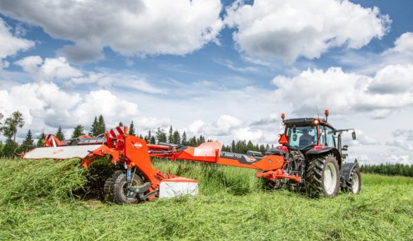 Valtra Seria A podczas pracy na polu