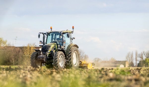 Ciągnik Valtra Seria A w polu