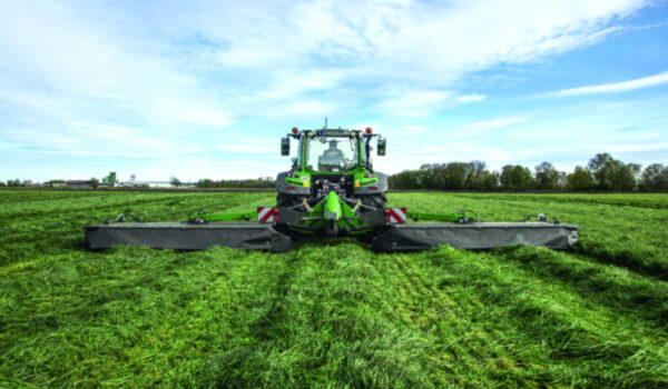 Ciągnik Fendt 500 Vario Gen4 na polu